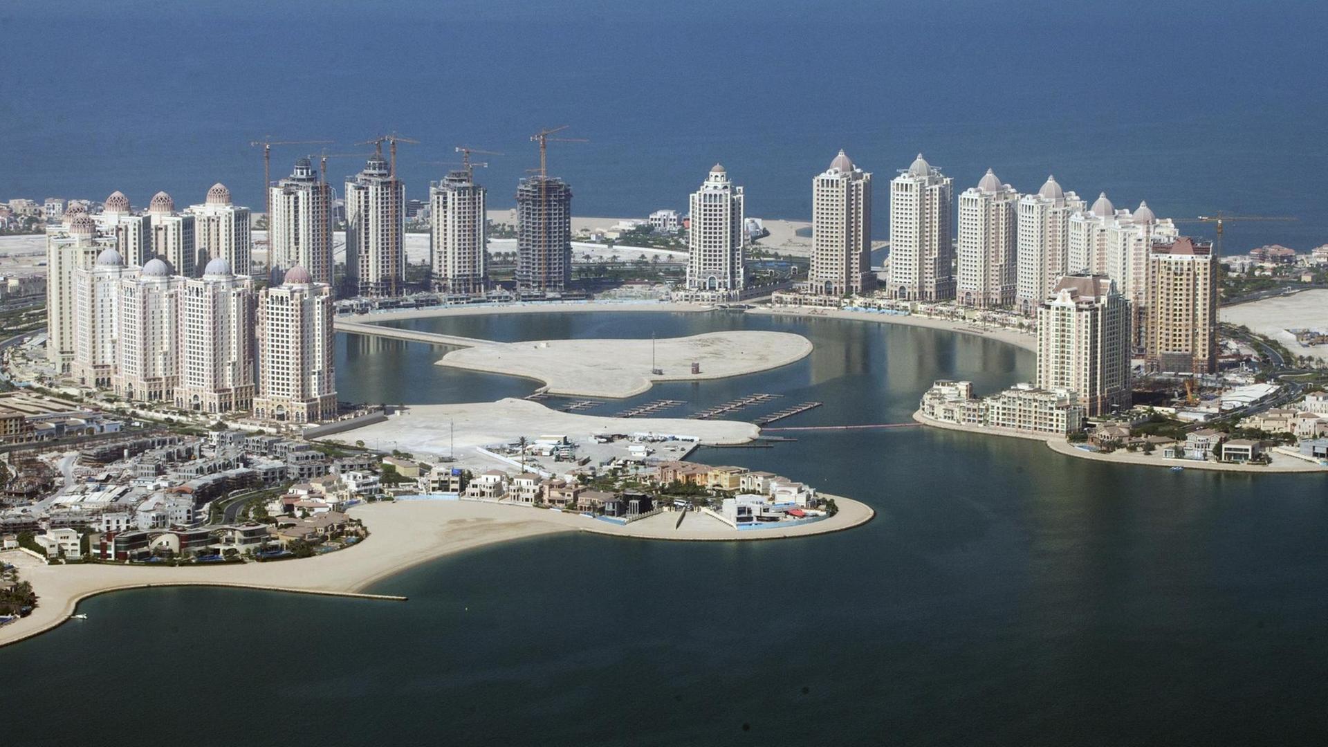 3180966 08/29/2017 The construction of high-rises in Doha. 3180966 08/29/2017 The construction of high-rises in Doha.