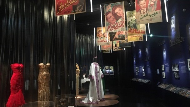 Ein Raum zur Ausstellung "Divas" in Paris mit Plakaten und Galakleidern der Stars. Ein Raum zur Ausstellung "Divas" in Paris mit Plakaten und Galakleidern der Stars.
