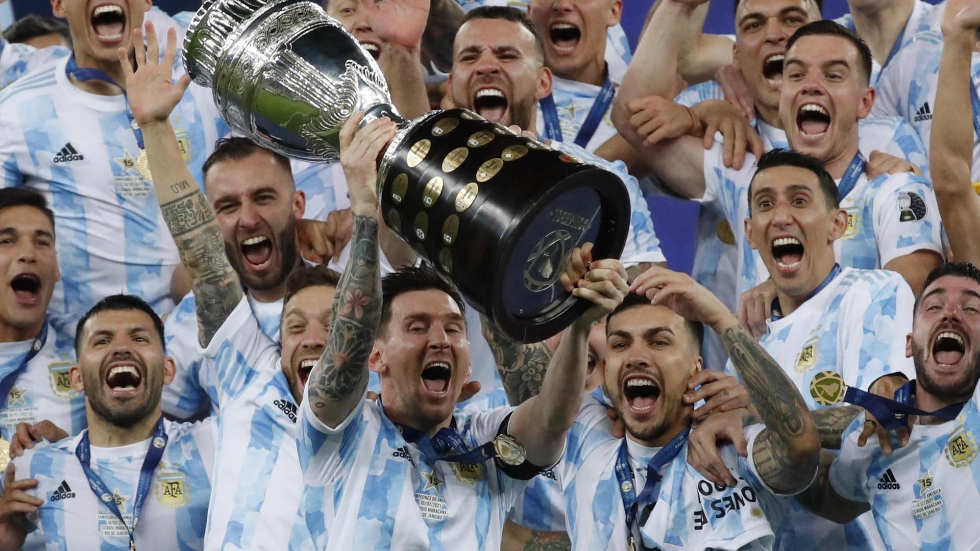 Die argentinischen Fußballer jubeln. Die argentinischen Fußballer jubeln.