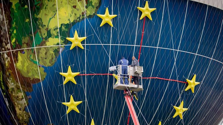 Die Sterne für die Europäische Union werden an einem Aussichtsballon angebracht.