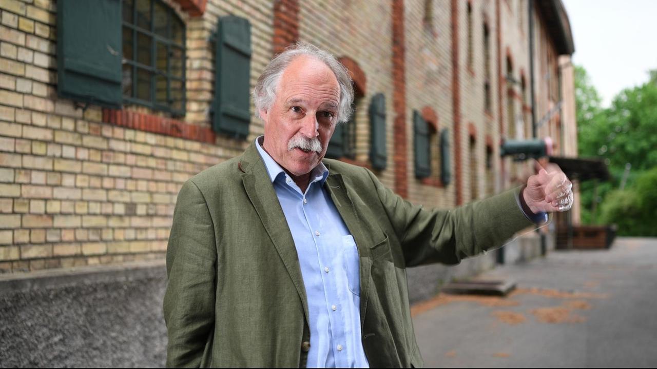 Gottfried Härle, Geschäftsführer der Brauerei Clemens Härle in Leutkirch, spricht während eines Rundgangs vor dem historischen Brauereigebäude, das sein Großvater gebaut hat. Gottfried Härle, Geschäftsführer der Brauerei Clemens Härle in Leutkirch, spricht während eines Rundgangs vor dem historischen Brauereigebäude, das sein Großvater gebaut hat.