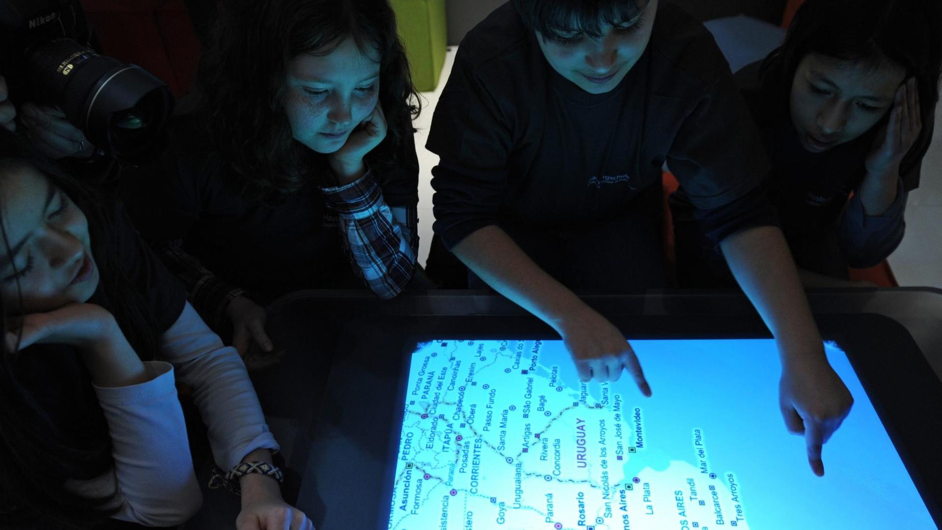 Unter dem Motto "Digitales Klassenzimmer" arbeiten am Montag (01.03.2010) Kinder auf dem CeBIT-Stand von Microsoft auf dem Messegelände in Hannover an einem sogenannten "Multitouch Whiteboard". Unter dem Motto "Digitales Klassenzimmer" arbeiten am Montag (01.03.2010) Kinder auf dem CeBIT-Stand von Microsoft auf dem Messegelände in Hannover an einem sogenannten "Multitouch Whiteboard".
