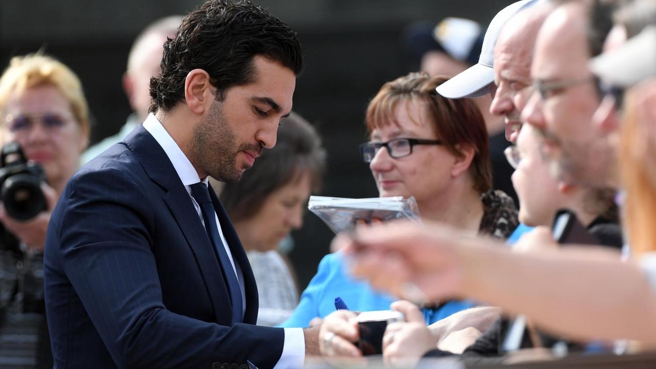 Der Schauspieler Elyas M’Barek kommt am zur Verleihung des Deutschen Filmpreises, der Lola, in Berlin. Der Schauspieler Elyas M’Barek kommt am zur Verleihung des Deutschen Filmpreises, der Lola, in Berlin.