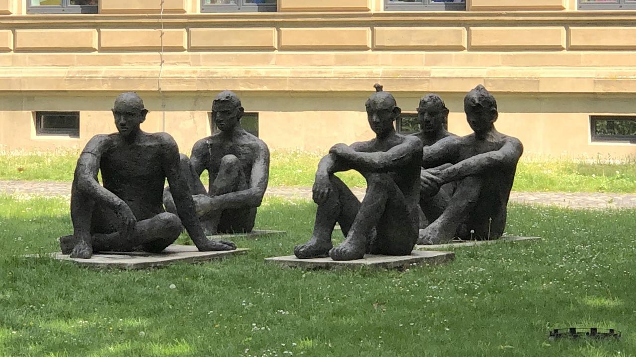 Johannes Brus' Skulptur "Fünf Bildhauer" steht vor dem Bochumer Kunstmuseum. Johannes Brus' Skulptur "Fünf Bildhauer" steht vor dem Bochumer Kunstmuseum.