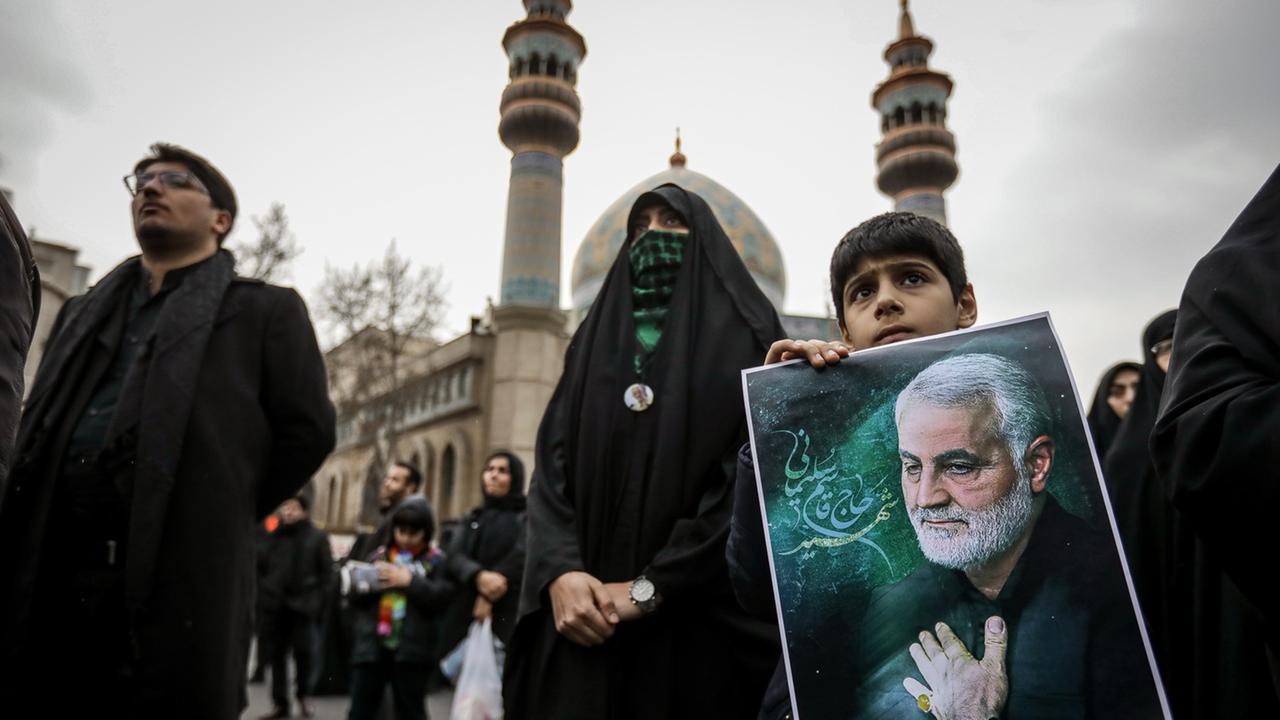 Iraner nehmen an einer Anti-USA-Kundgebung teil, um gegen die Ermordung des iranischen Militärkommandanten Qasem Soleimani und des irakischen Paramilitärchefs Abu Mahdi al-Muhandis zu protestieren. Iraner nehmen an einer Anti-USA-Kundgebung teil, um gegen die Ermordung des iranischen Militärkommandanten Qasem Soleimani und des irakischen Paramilitärchefs Abu Mahdi al-Muhandis zu protestieren.