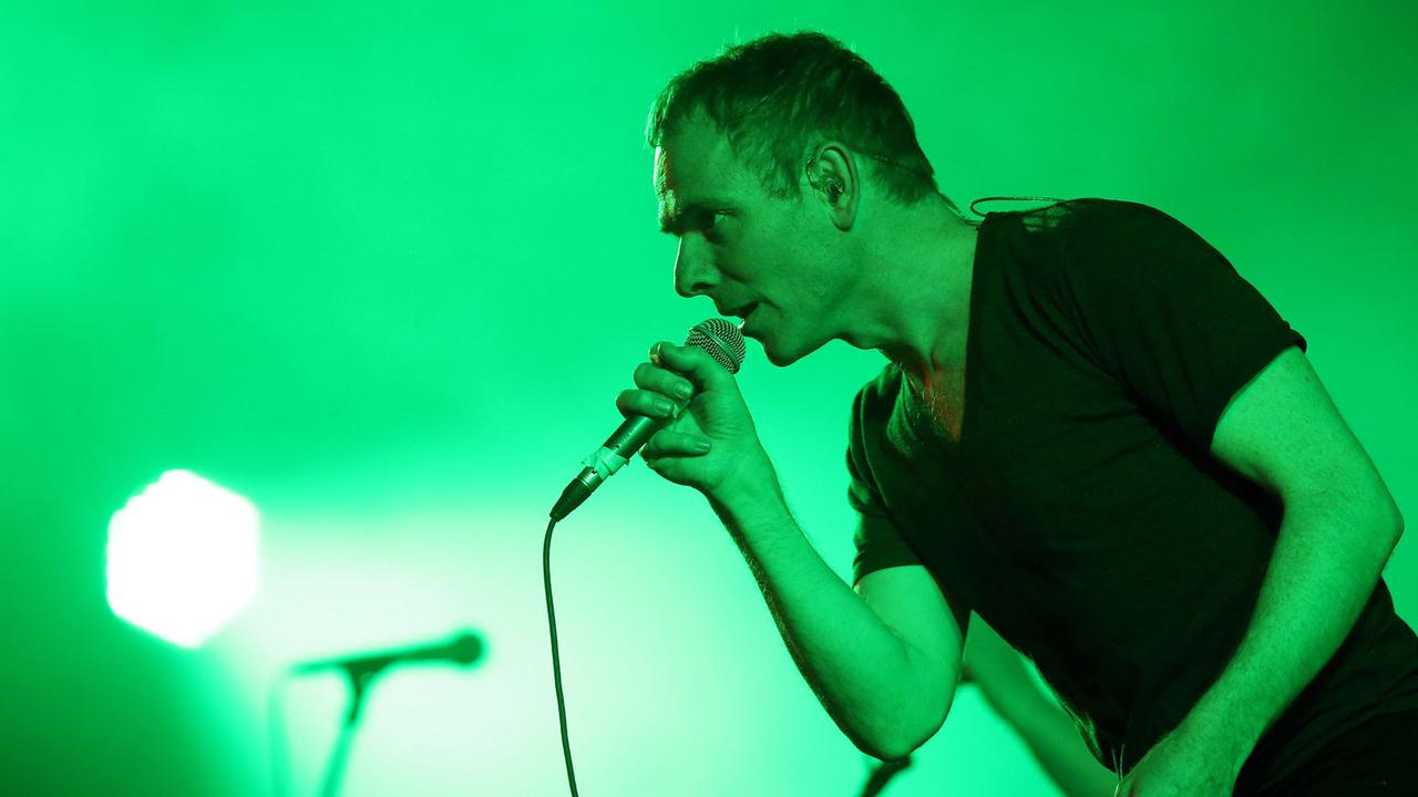 Stuart Murdoch, der Sänger der schottischen Indie-Pop-Band Belle and Sebastian, auf der Bühne beim Primavera Sound Festival in Porto, Portugal, aufgenommen am 5.6.2015. Stuart Murdoch, der Sänger der schottischen Indie-Pop-Band Belle and Sebastian, auf der Bühne beim Primavera Sound Festival in Porto, Portugal, aufgenommen am 5.6.2015.
