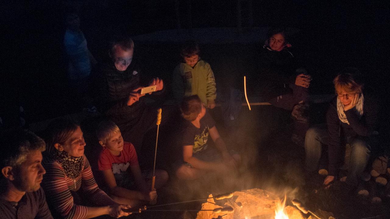 Am Lagerfeuer in Birgden gibt es Stockbrot - nicht nur für die Kinder