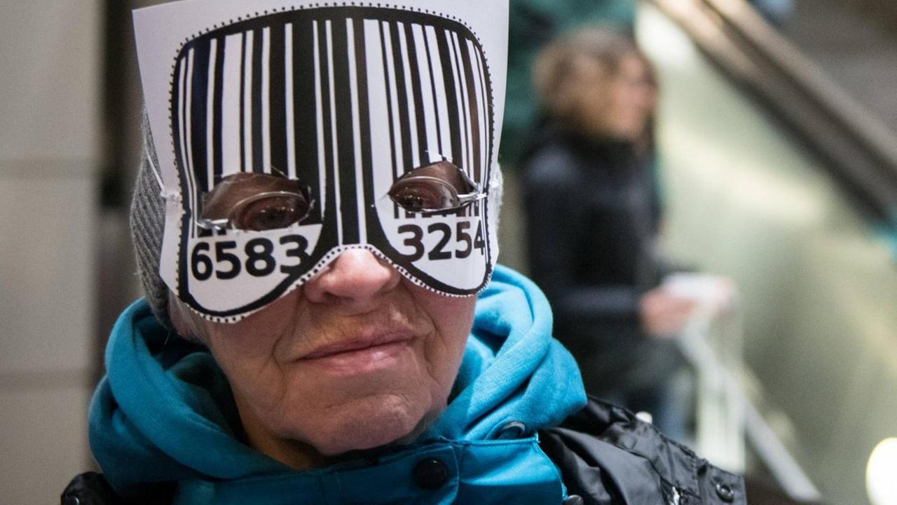 Eine Teilnehmerin mit einer Maske um die Gesichtserkennung zu umgehen bei einer Aktion gegen gegen den Ausbau von Videoüberwachung im öffentlichen Raum am Bahnhof Südkreuz in Berlin am 27.11.2017. Das Pilotprojekt Sicherheitsbahnhof von Bundespolizei, Bundeskriminalamt und Bundesinnenministerium testet seit dem 1. August 2017 automatisierte Gesichtserkennung durch die Bundespolizei im Bahnhof Südkreuz. Aktion gegen Videoüberwachung Eine Teilnehmerin mit einer Maske um die Gesichtserkennung zu umgehen bei einer Aktion gegen gegen den Ausbau von Videoüberwachung im öffentlichen Raum am Bahnhof Südkreuz in Berlin am 27.11.2017. Das Pilotprojekt Sicherheitsbahnhof von Bundespolizei, Bundeskriminalamt und Bundesinnenministerium testet seit dem 1. August 2017 automatisierte Gesichtserkennung durch die Bundespolizei im Bahnhof Südkreuz. Aktion gegen Videoüberwachung