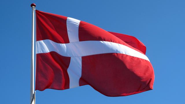 Die dänische Nationalflagge weht am 19.04.2014 in Kopenhagen, Dänemark im Wind.
