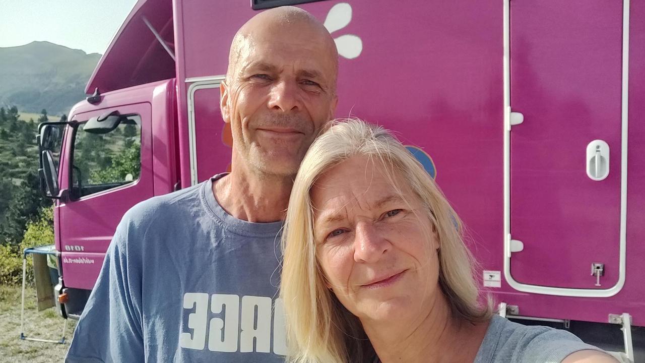 Porträt von Conny und Thomas vor ihrem rosa Camper-Van. Porträt von Conny und Thomas vor ihrem rosa Camper-Van.