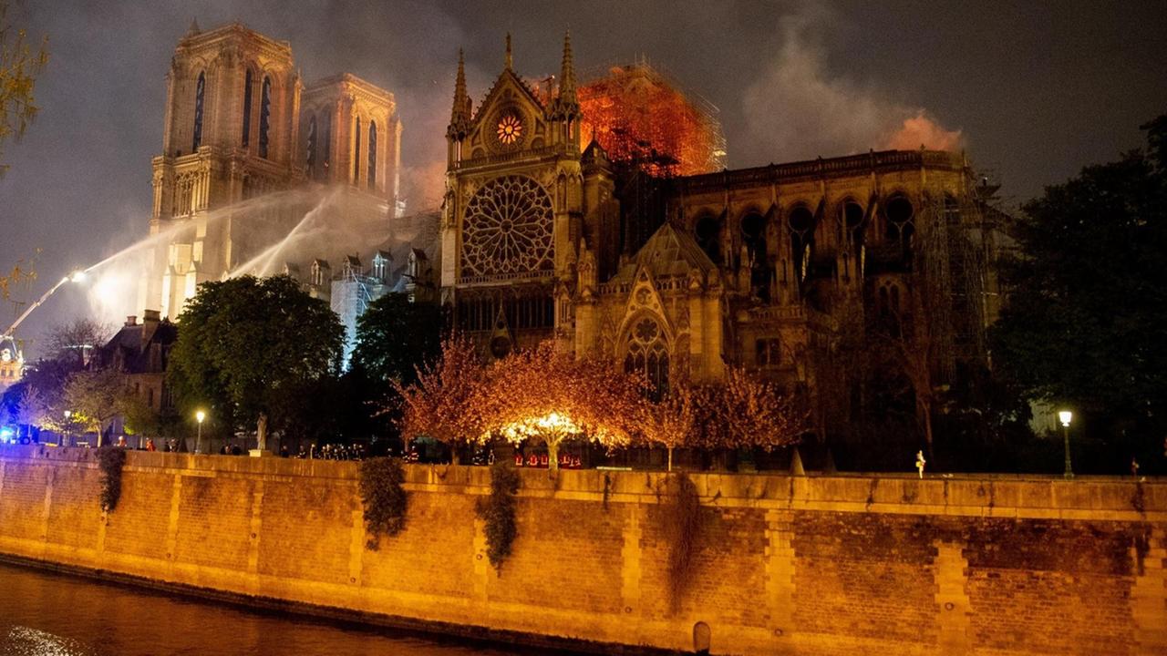 Die Kathedrale Notre Dame in Paris in Flammen.