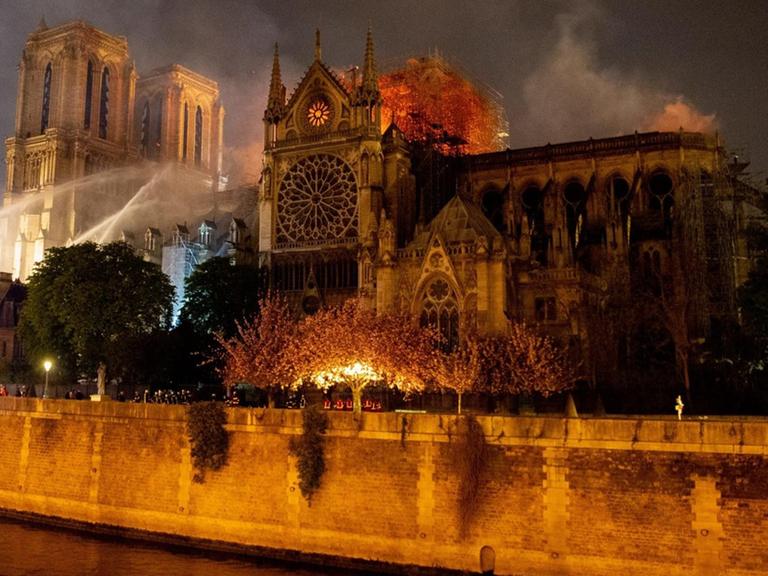 Die Kathedrale Notre Dame in Paris in Flammen.