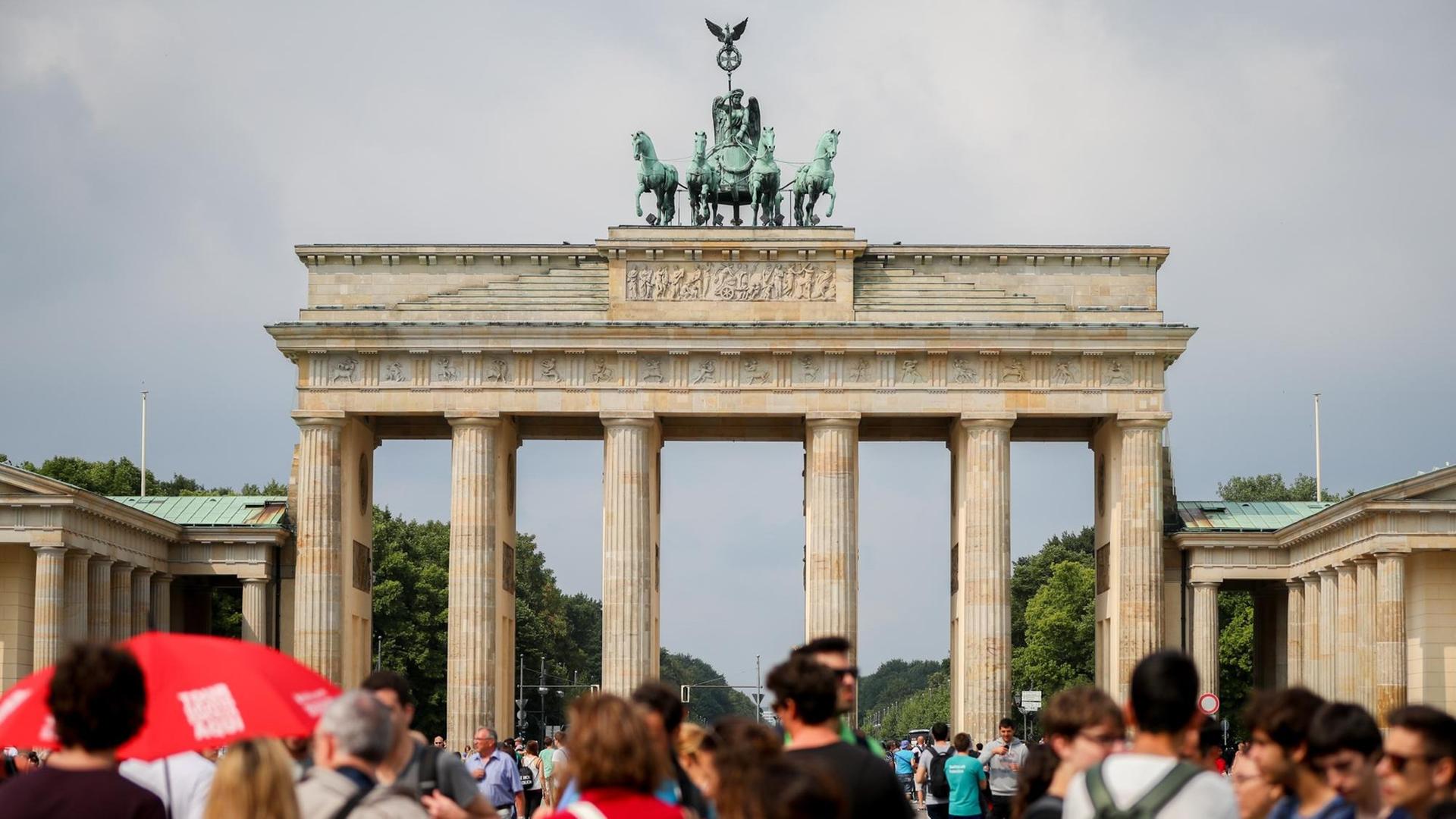 Touristen stehen am 29.07.2016 in Berlin vor dem Brandenburger Tor Touristen stehen am 29.07.2016 in Berlin vor dem Brandenburger Tor