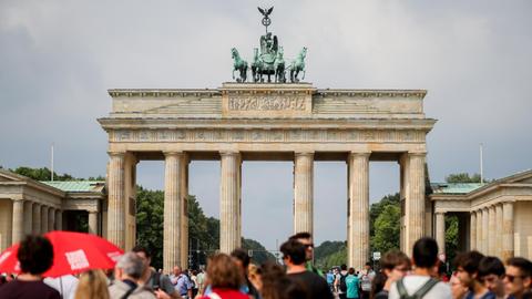 Touristen stehen am 29.07.2016 in Berlin vor dem Brandenburger Tor