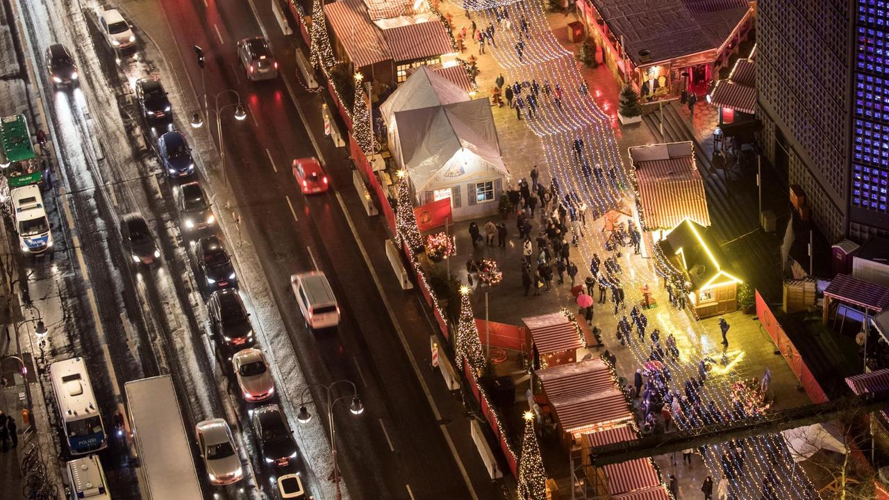 Luftaufnahme vom Weihnachtsmarkt an der Gedächtniskirche und angrenzender Straße. Luftaufnahme vom Weihnachtsmarkt an der Gedächtniskirche und angrenzender Straße.