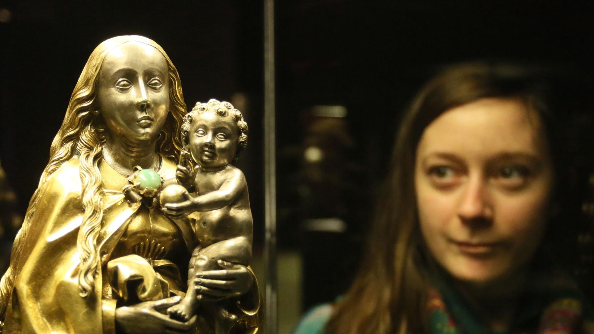 Eine Muttergottes aus dem Zisterzienserkloster in Kaisheim aus dem Jahr 1482, die Figur ist Teil des Welfenschatzes. Eine Muttergottes aus dem Zisterzienserkloster in Kaisheim aus dem Jahr 1482, die Figur ist Teil des Welfenschatzes.