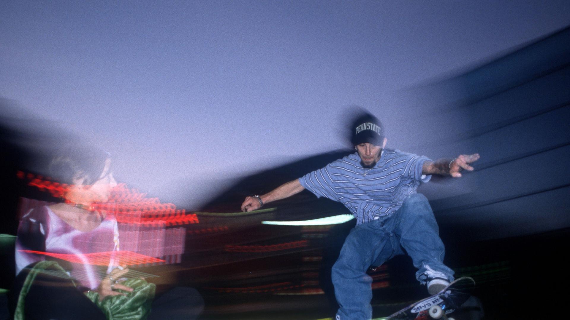 Ein Skater mit Zuschauerin Ein Skater mit Zuschauerin