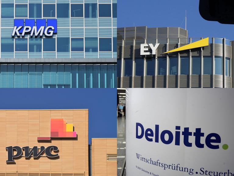 Die vier Logos der Wirtschaftsprüfungsgesellschaften KPMG, PWC, EY und Deloitte an Häuserfassaden, Montage aus vier Bildern.