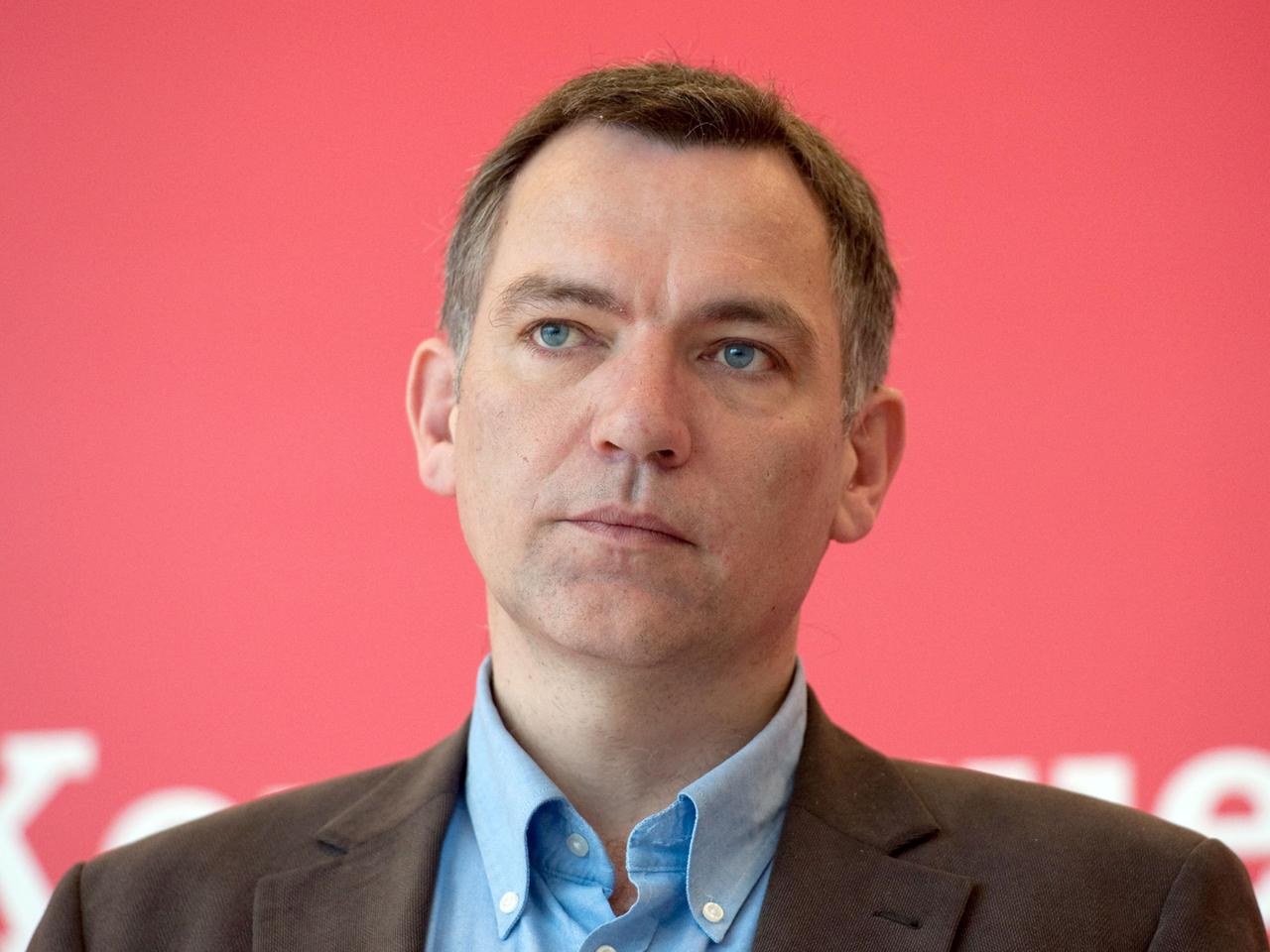 Der Rüstungsexperte der Partei Die Linke im Bundestag, Jan van Aken, gibt am 26.02.2010 in Berlin vor dem Fraktionssaal ein Statement zur der vorhergehenden Aktion während der Bundestagsdebatte über den Afghanistan-Einsatz der Bundeswehr ab. Der Rüstungsexperte der Partei Die Linke im Bundestag, Jan van Aken, gibt am 26.02.2010 in Berlin vor dem Fraktionssaal ein Statement zur der vorhergehenden Aktion während der Bundestagsdebatte über den Afghanistan-Einsatz der Bundeswehr ab.