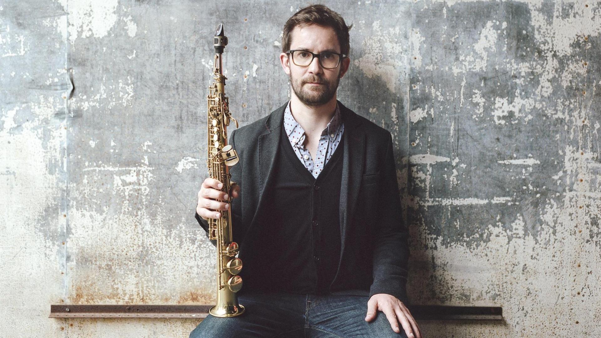 Der Saxophonist Émile Parisien mit seinem Instrument Der Saxophonist Émile Parisien mit seinem Instrument