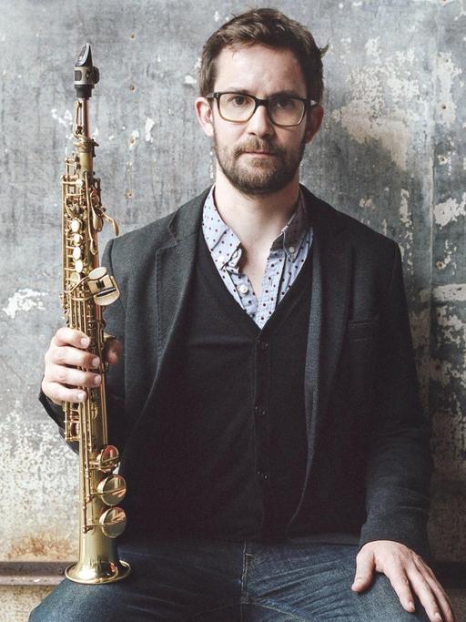 Der Saxophonist Émile Parisien mit seinem Instrument