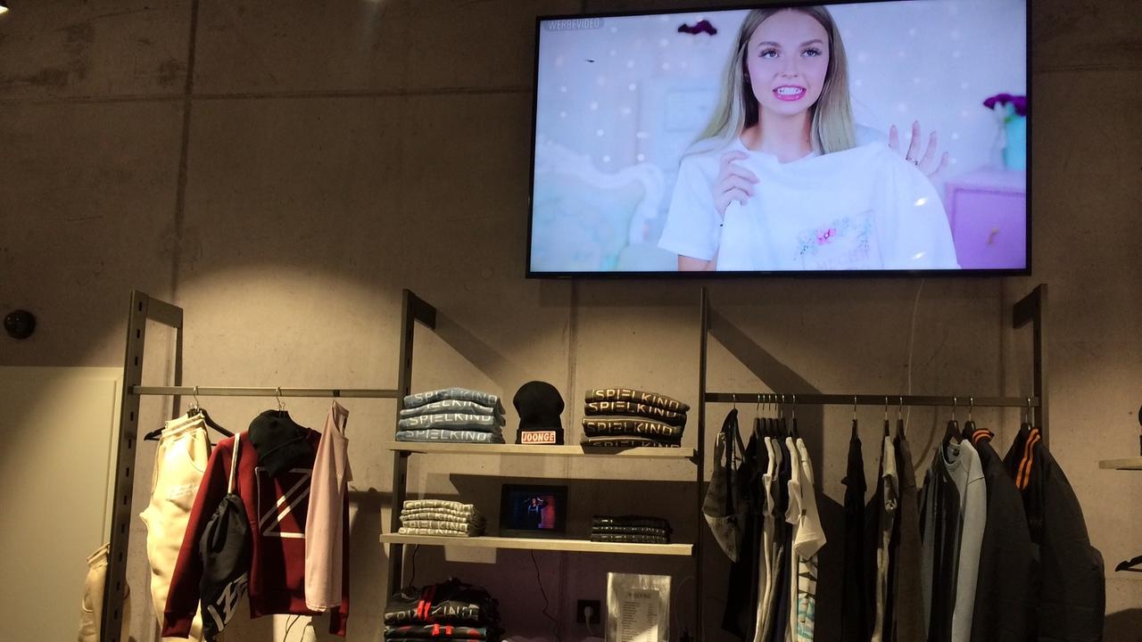 Ein Blick auf das Warenangebot im "Holymesh"-Laden in Berlin Ein Blick auf das Warenangebot im "Holymesh"-Laden in Berlin