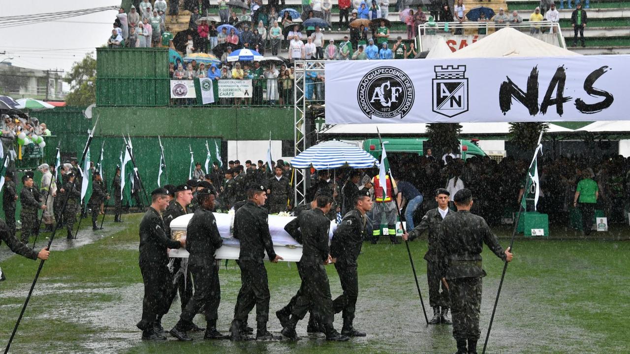 Soldaten tragen in Brasilien Särge mit den Leichen der Fußballspieler des Vereins Chapecoense Real ins Stadion, die bei einem Flugzeugabsturz ums Leben gekommen sind. Soldaten tragen in Brasilien Särge mit den Leichen der Fußballspieler des Vereins Chapecoense Real ins Stadion, die bei einem Flugzeugabsturz ums Leben gekommen sind.