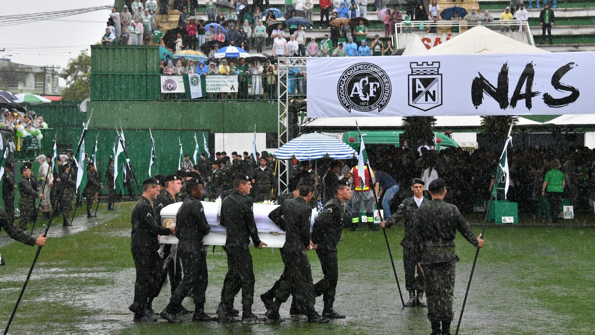 Soldaten tragen in Brasilien Särge mit den Leichen der Fußballspieler des Vereins Chapecoense Real ins Stadion, die bei einem Flugzeugabsturz ums Leben gekommen sind. Soldaten tragen in Brasilien Särge mit den Leichen der Fußballspieler des Vereins Chapecoense Real ins Stadion, die bei einem Flugzeugabsturz ums Leben gekommen sind.