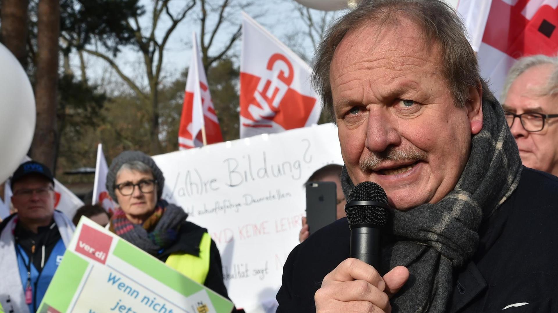 Frank Bsirske, Vorsitzender der Dienstleistungsgewerkschaft Verdi, spricht bei einer Demonstration vor der Fortsetzung der Tarifverhandlungen im Öffentlichen Dienst der Länder Frank Bsirske, Vorsitzender der Dienstleistungsgewerkschaft Verdi, spricht bei einer Demonstration vor der Fortsetzung der Tarifverhandlungen im Öffentlichen Dienst der Länder