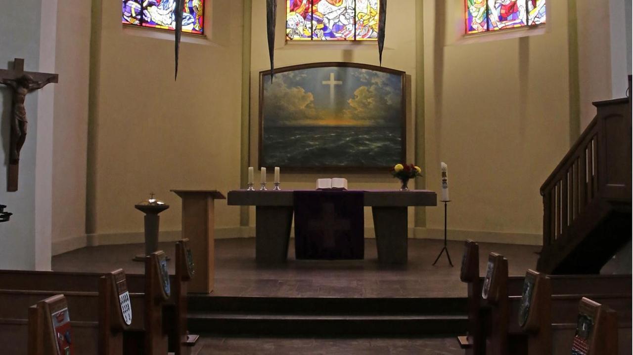 Altar der Garnisonkirche in Wilhelmshafen. Das Bild des Hamburger Künstlers Hugo Schnars Alquist erinnert an die Seeschlacht am Skagerrak im Sommer 1916. Die Christus- und Garnisonkirche befindet sich im Zentrum von Wilhelmshaven. Die Stadt und die Marine sind über ihre gemeinsamen Ursprünge eng miteinander verbunden. So ist die Gründungsurkunde dieser Kirche von 1869 zugleich auch das Dokument, in welchem König Wilhelm I., der spätere Kaiser, der jungen preußischen Stadt ihren Namen gab. Der König selbst legte am 17. Juni 1869 auch den Grundstein dieser ersten Garnisonkirche überhaupt, die er für die evangelischen Soldaten bauen ließ.
Altar der Garnisonkirche in Wilhelmshafen. Das Bild des Hamburger Künstlers Hugo Schnars Alquist erinnert an die Seeschlacht am Skagerrak im Sommer 1916. Die Christus- und Garnisonkirche befindet sich im Zentrum von Wilhelmshaven. Die Stadt und die Marine sind über ihre gemeinsamen Ursprünge eng miteinander verbunden. So ist die Gründungsurkunde dieser Kirche von 1869 zugleich auch das Dokument, in welchem König Wilhelm I., der spätere Kaiser, der jungen preußischen Stadt ihren Namen gab. Der König selbst legte am 17. Juni 1869 auch den Grundstein dieser ersten Garnisonkirche überhaupt, die er für die evangelischen Soldaten bauen ließ.