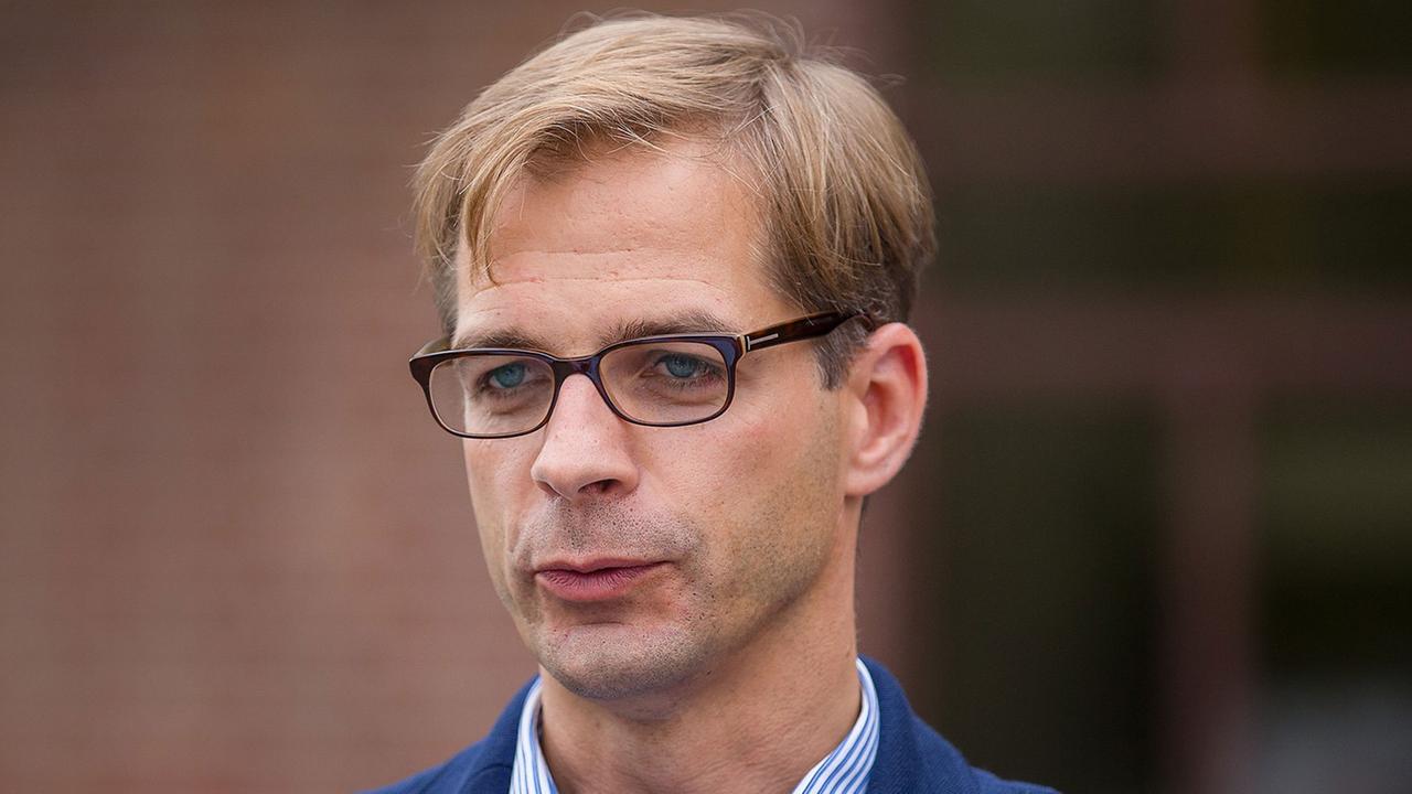Der Linken-Abgeordnete Stefan Liebich unterhält sich am 09.10.2013 während der Mittagspause vor einem Hotel in Bersteland (Brandenburg). Der Linken-Abgeordnete Stefan Liebich unterhält sich am 09.10.2013 während der Mittagspause vor einem Hotel in Bersteland (Brandenburg).