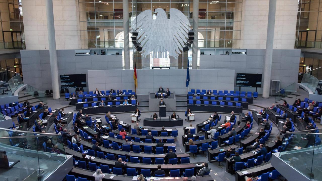 Plenarsitzung im Bundestag zur Grundrente. Blick auf den teilweise besetzten Plenarsaal.