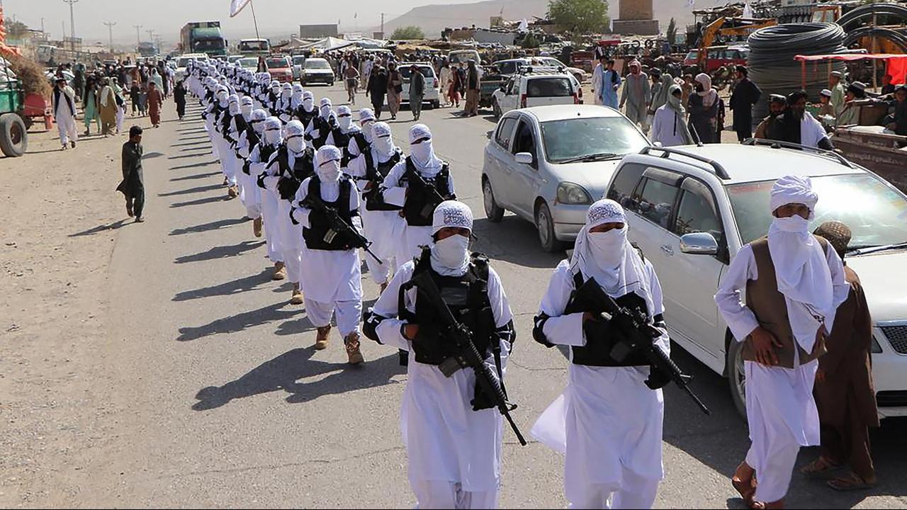 Parade einer Taliban-Spezialeinheit mit in den USA hergestellten Waffen in der Provinz Zabul. Parade einer Taliban-Spezialeinheit mit in den USA hergestellten Waffen in der Provinz Zabul.