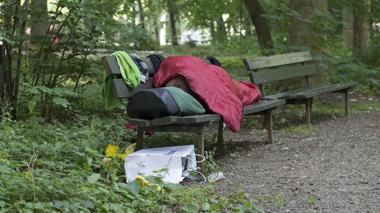 Das Lager eines Obdachlosen auf einer Parkbank in Berlin  