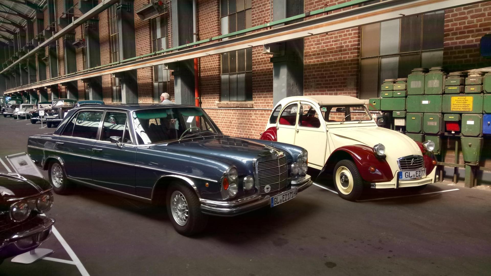 Oldtimer in einer alten Fabrikhalle werden zur Schau gestellt Oldtimer in einer alten Fabrikhalle werden zur Schau gestellt