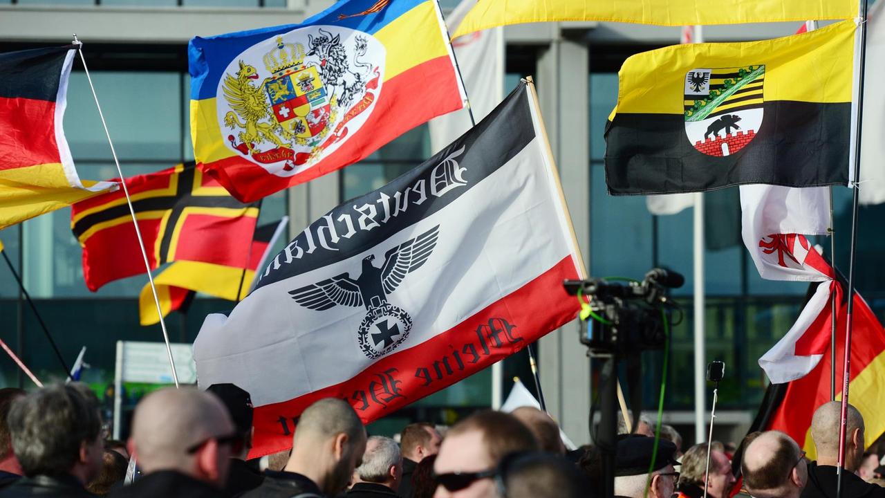 Demonstration von rechtspopulistischen und rechtsextremen Gruppen am 04.03.2017 in Berlin unter dem Motto "Merkel muss weg". Demonstration von rechtspopulistischen und rechtsextremen Gruppen am 04.03.2017 in Berlin unter dem Motto "Merkel muss weg".