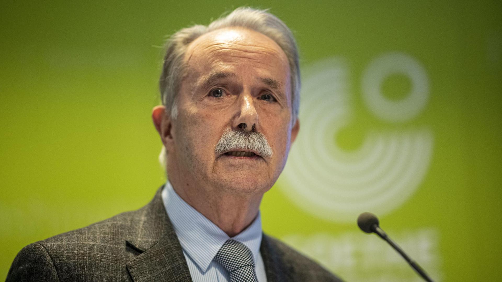Klaus-Dieter Lehmann, Präsident des Goethe-Instituts, spricht auf einer Pressekonferenz Klaus-Dieter Lehmann, Präsident des Goethe-Instituts, spricht auf einer Pressekonferenz