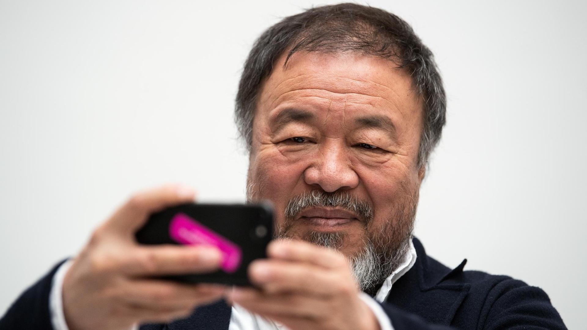 Der Künstler Ai Weiwei bei der Präsentation seiner Ausstellung in Düsseldorf