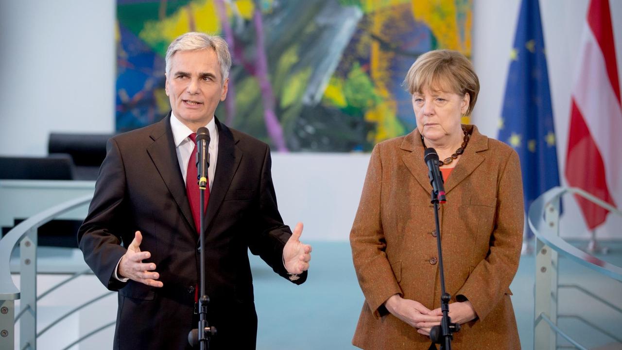 Bundeskanzlerin Angela Merkel und der österreichische Bundeskanzler Werner Faymann sprechen am 19.11.2015 in Berlin im Bundeskanzleramt zu den Medienvertretern. Bundeskanzlerin Angela Merkel und der österreichische Bundeskanzler Werner Faymann sprechen am 19.11.2015 in Berlin im Bundeskanzleramt zu den Medienvertretern.