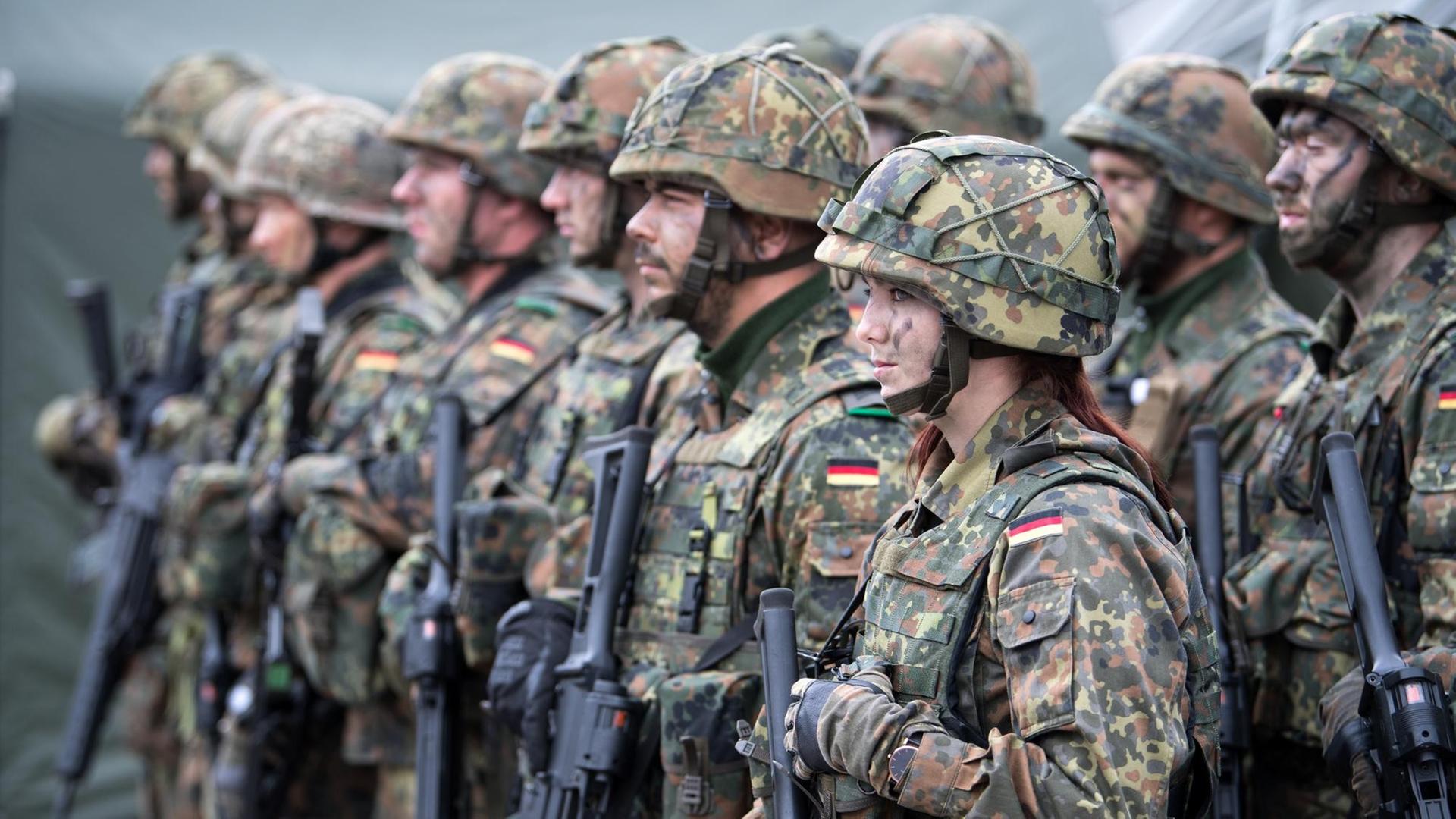 Eine deutsche Bundeswehr-Soldatin steht zusammen mit ihrem Kameraden am 25.08.2017 beim von der Bundeswehr angeführten Nato-Bataillon auf dem Militärstützpunkt in Rukla (Litauen). Eine deutsche Bundeswehr-Soldatin steht zusammen mit ihrem Kameraden am 25.08.2017 beim von der Bundeswehr angeführten Nato-Bataillon auf dem Militärstützpunkt in Rukla (Litauen).