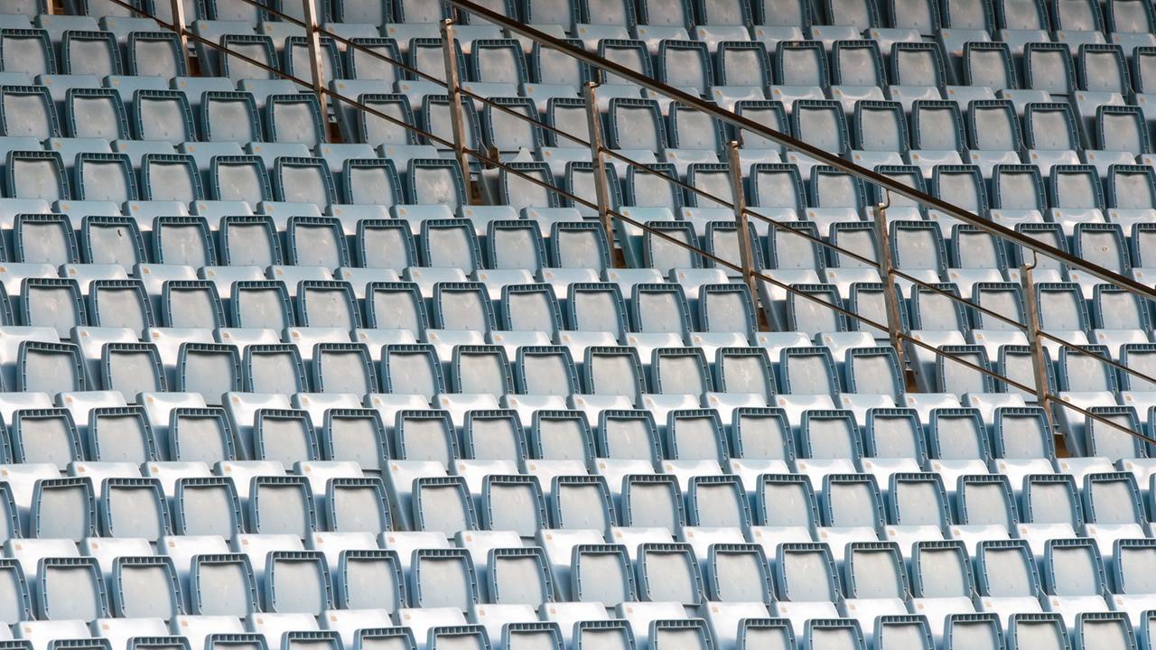 Leere Sitze in der Khimki-Arena in Moskau. Hier findet ein Geisterspiel gegen Bayern München in der Champions League statt