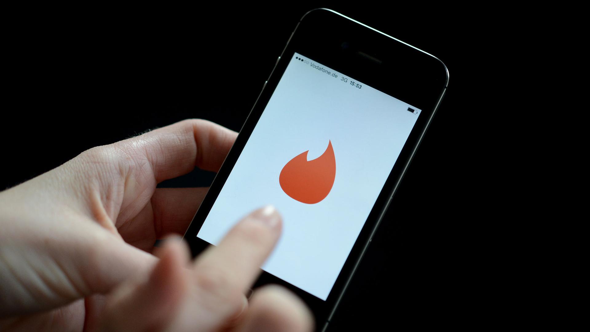 Ein Smartphone mit dem Logo der Dating-App Tinder Ein Smartphone mit dem Logo der Dating-App Tinder