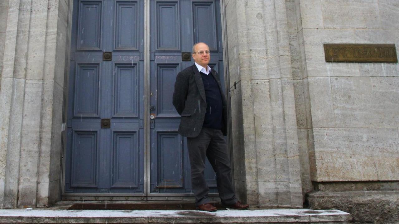 Der Jesuiten-Pater und ehemalige Schulleiter des Canisius-Kollegs, Klaus Mertes, vor dem Canisius-Kolleg in Berlin Der Jesuiten-Pater und ehemalige Schulleiter des Canisius-Kollegs, Klaus Mertes, vor dem Canisius-Kolleg in Berlin