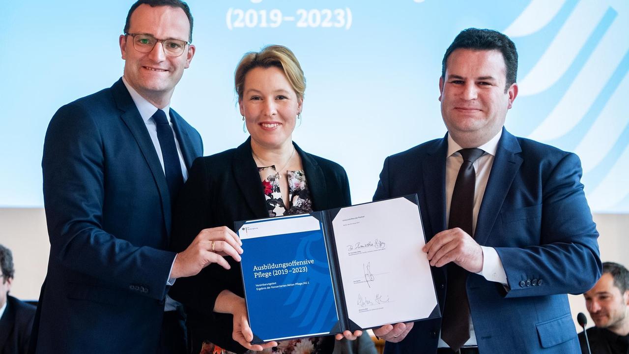 GesundheitsministerJens Spahn (CDU), Familienministerin Franziska Giffey (SPD) und Arbeitsminister Hubertus Heil (SPD) stellen die Ausbildungsoffensive im Rahmen der "Konzertierten Aktion Pflege" vor. GesundheitsministerJens Spahn (CDU), Familienministerin Franziska Giffey (SPD) und Arbeitsminister Hubertus Heil (SPD) stellen die Ausbildungsoffensive im Rahmen der "Konzertierten Aktion Pflege" vor.