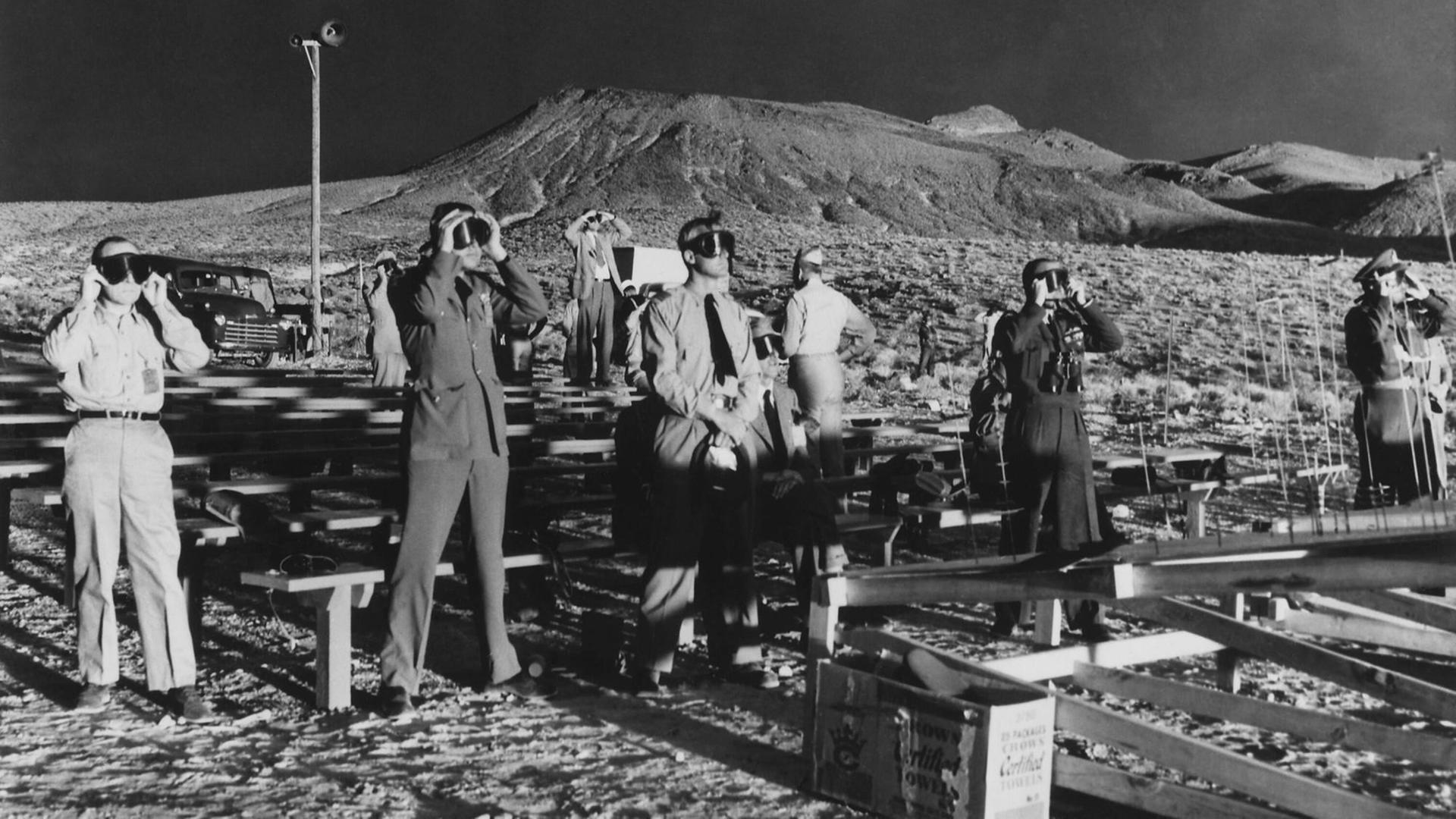 Kanadische und britische Betrachter des Atomwaffentests am 27.1.1951 nach dem Abwurf einer 1-Kilotonnen-Atombombe aus einer B-50-Superfortress (Nevada-Testgelände)