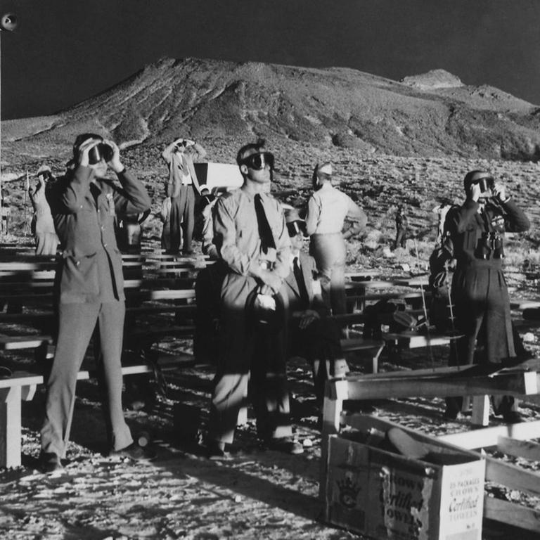 Kanadische und britische Betrachter des Atomwaffentests am 27.1.1951 nach dem Abwurf einer 1-Kilotonnen-Atombombe aus einer B-50-Superfortress (Nevada-Testgelände)