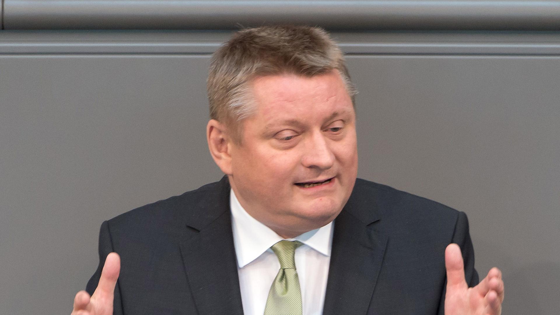 Bundesgesundheitsminister Hermann Gröhe (CDU) spricht am 04.07.2014 in Berlin vor dem Bundestag. Bundesgesundheitsminister Hermann Gröhe (CDU) spricht am 04.07.2014 in Berlin vor dem Bundestag.