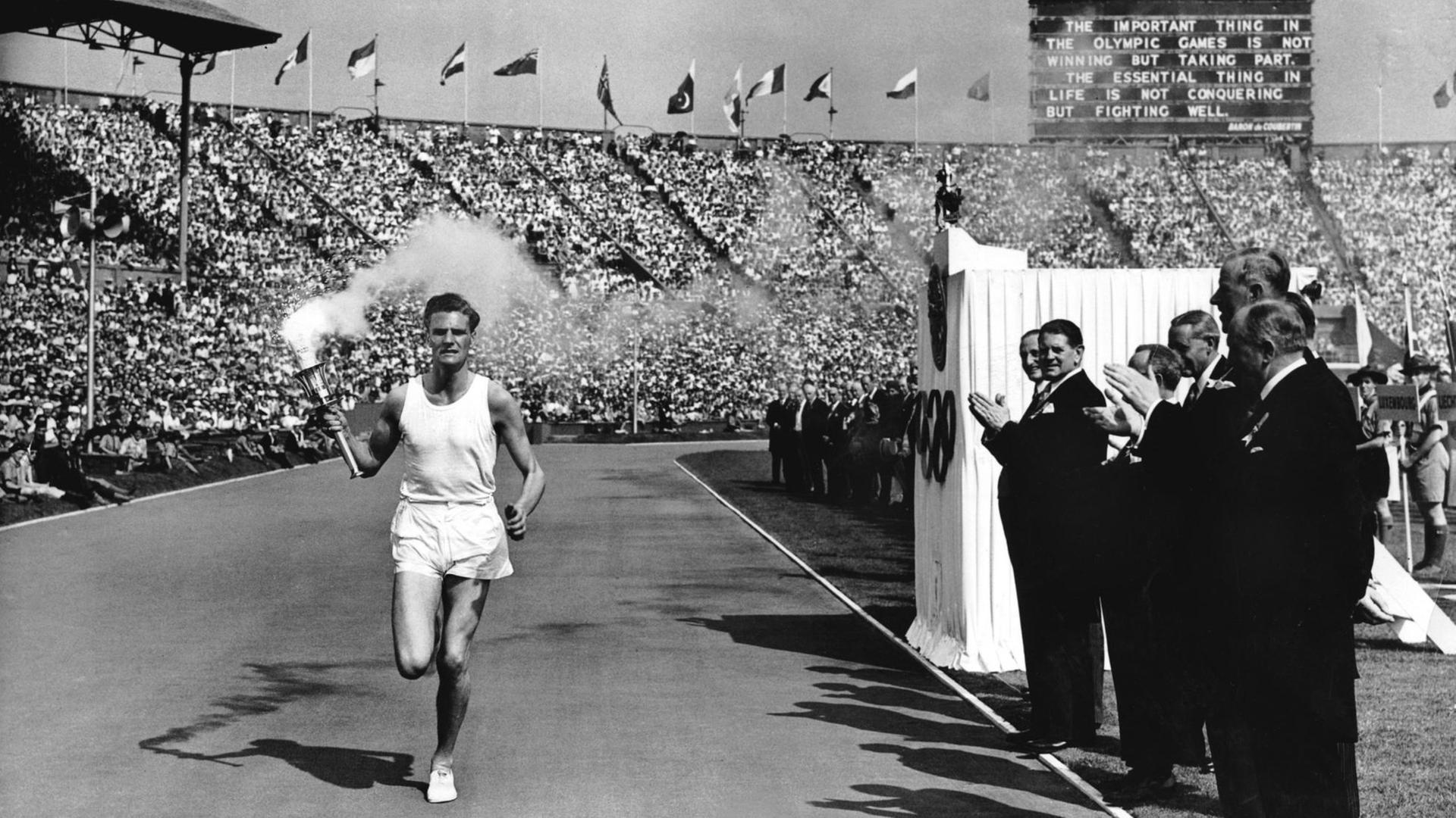 Eröffnung der ersten Olympischen Spiele nach dem Zweiten Weltkrieg am 29.7.1948 im Wembleystadion von London. Eröffnung der ersten Olympischen Spiele nach dem Zweiten Weltkrieg am 29.7.1948 im Wembleystadion von London.