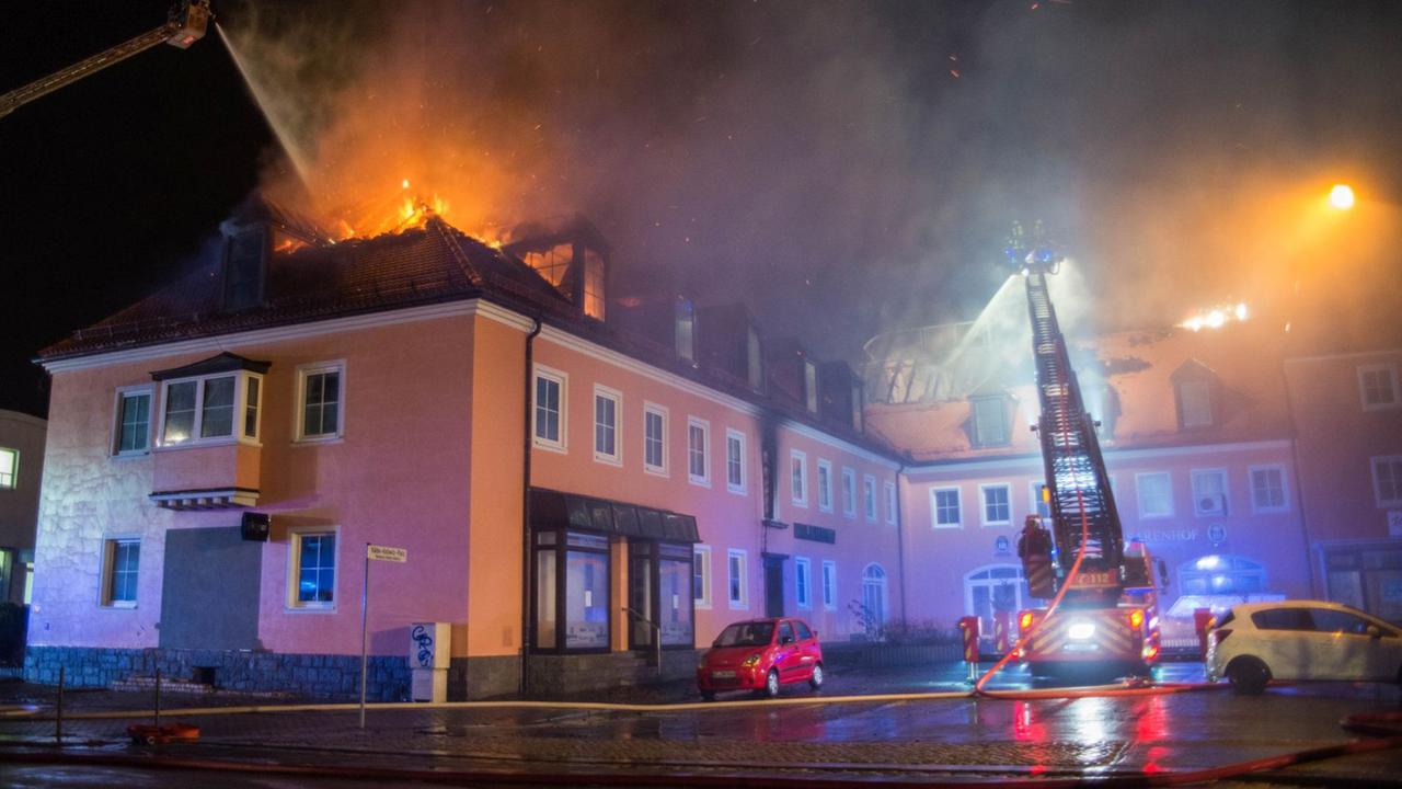 Ein Feuerwehrfahrzeug steht am 21.02.2016 in Bautzen (Sachsen) vor einem brennenden Haus. In einer geplanten Flüchtlingsunterkunft war in der Nacht zu Sonntag ein Feuer ausgebrochen. Foto: Rico Löb/dpa Ein Feuerwehrfahrzeug steht am 21.02.2016 in Bautzen (Sachsen) vor einem brennenden Haus. In einer geplanten Flüchtlingsunterkunft war in der Nacht zu Sonntag ein Feuer ausgebrochen. Foto: Rico Löb/dpa