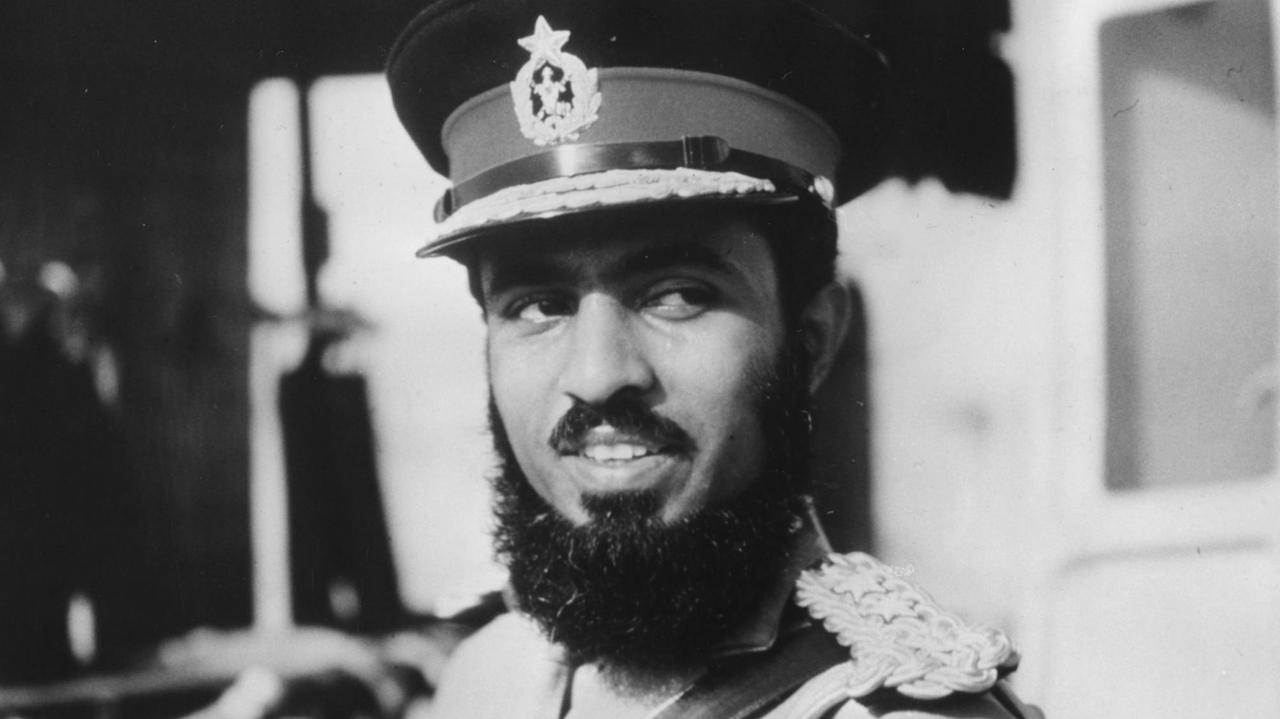Porträt von Qaboos bin Said Al-Said, Sultan von Muskat und Oman, in Militäruniform, um 1970. Porträt von Qaboos bin Said Al-Said, Sultan von Muskat und Oman, in Militäruniform, um 1970.